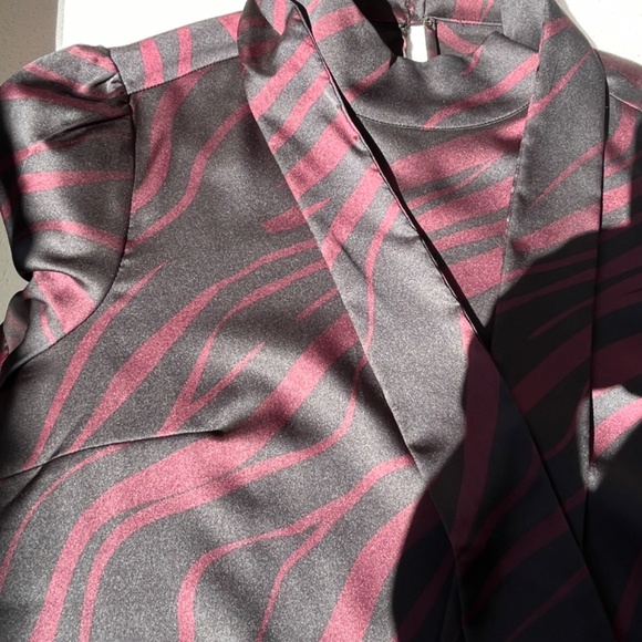 Simons Contemporaine (S) tie-neck short sleeve top in black & burgundy, EUC. - Picture 12 of 13